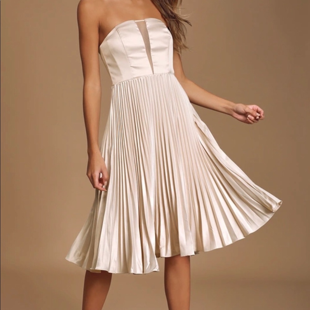 Lulu’s Champagne Strapless Pleated Midi Dress